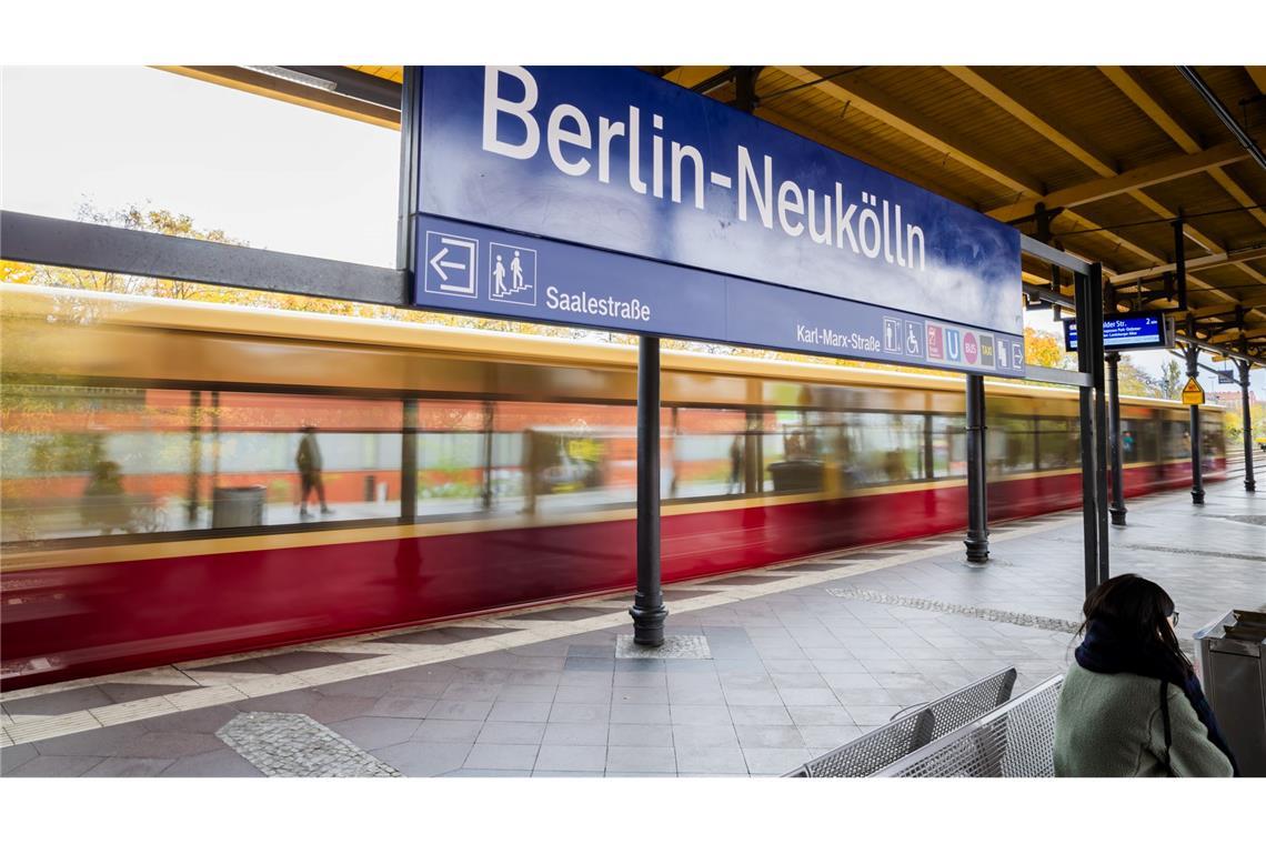 Mutmaßlicher Geldautomatensprenger festgenommen Die Kontrolle fand im Oktober am S-Bahnhof Neukölln statt. (Archivbild)