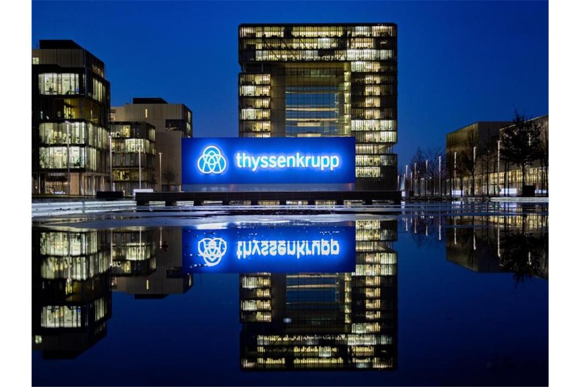 Die Konzernzentrale von ThyssenKrupp in Essen. Mit den Einnahmen aus dem Verkauf der Aufzugssparte sieht sich der Konzern in der Lage, den Umbau des Unternehmens konsequent voranzutreiben. Foto: Marcel Kusch/dpa