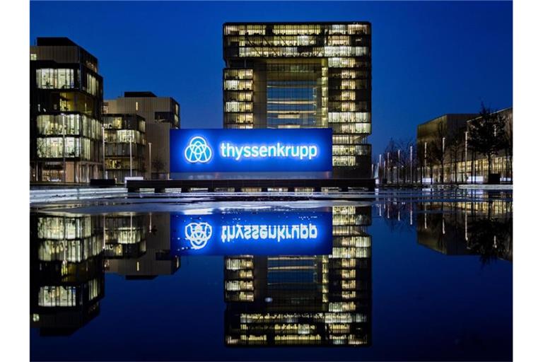 Die Konzernzentrale von ThyssenKrupp in Essen. Mit den Einnahmen aus dem Verkauf der Aufzugssparte sieht sich der Konzern in der Lage, den Umbau des Unternehmens konsequent voranzutreiben. Foto: Marcel Kusch/dpa
