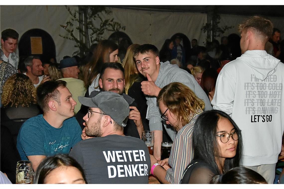 Die Konzertpause wird für Gespräche genutzt.