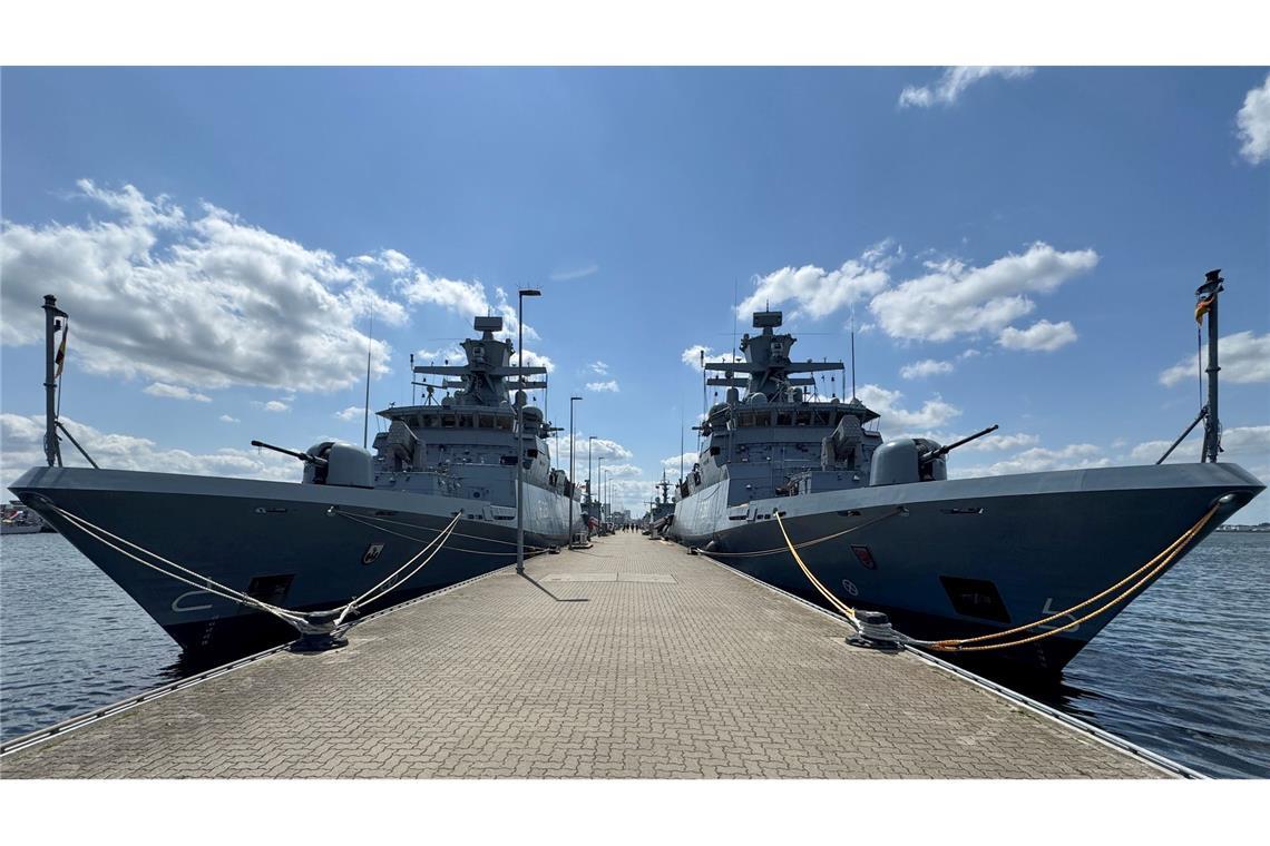 Die Korvetten "Magdeburg" (l-r) und "Braunschweig" liegen am Kai des Marinestützpunktes Hohe Düne in Warnemünde startklar zum Großmanöver Baltops in der Ostsee, das am Donnerstag beginnt und bis zum 20. Juni dauert.