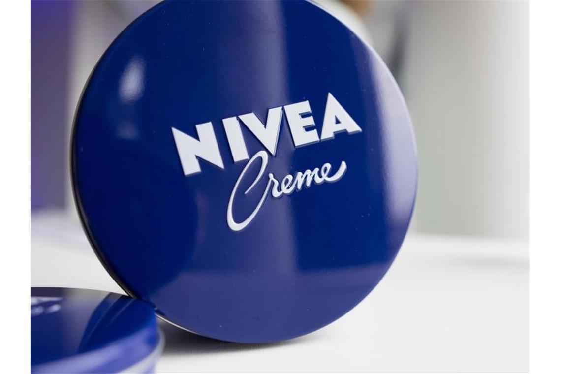 Die Kosmetikprodukte der Marke Nivea treiben das Geschäft von Beiersdorf weiter an. Foto: Sina Schuldt/dpa