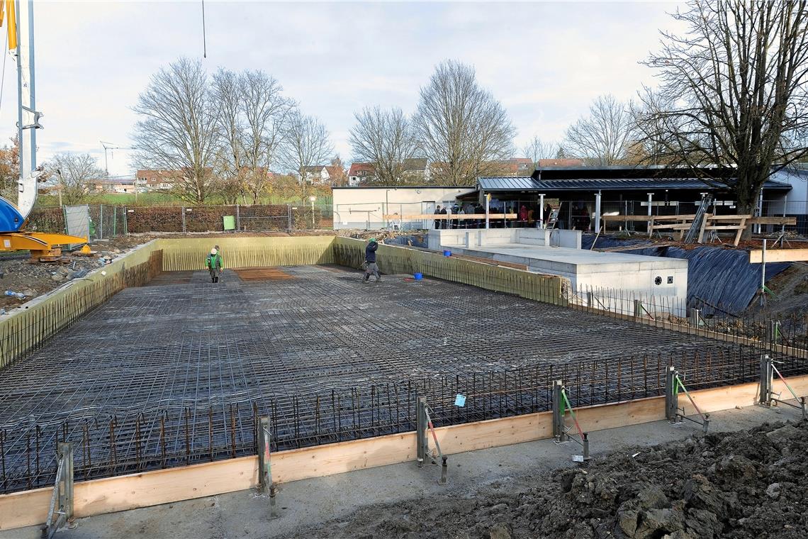 Keine weitere Kreditaufnahme notwendig Die Kosten der Freibadsanierung haben sich nochmals erhöht. Vor einem Monat haben sich zahlreiche Bürger über die Sanierungsarbeiten vor Ort informieren lassen. Foto: J. Fiedler