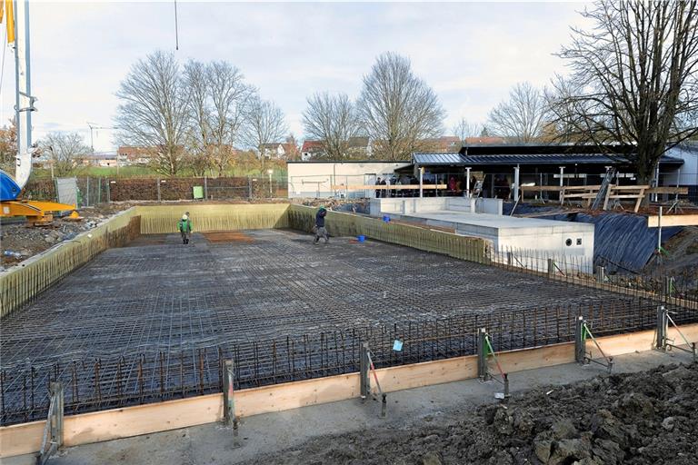 Die Kosten der Freibadsanierung haben sich nochmals erhöht. Vor einem Monat haben sich zahlreiche Bürger über die Sanierungsarbeiten vor Ort informieren lassen.  Foto: J. Fiedler