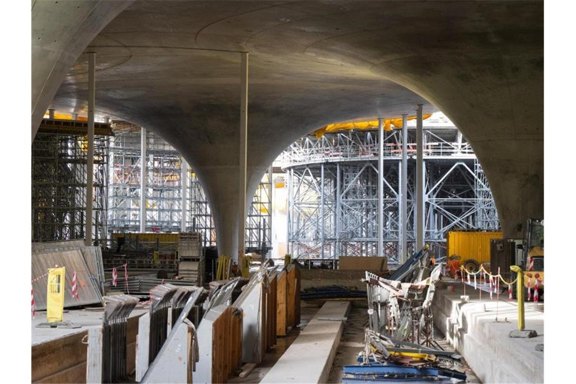 Die Kosten für den neuen Bahnhof im Rahmen des milliardenschweren Bahnprojekts Stuttgart 21 steigen weiter an. Foto: Bernd Weißbrod/dpa