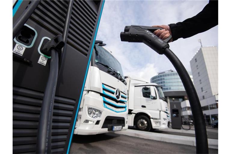 Die Kosten für flächendeckende Ladestationen für Elektro-Lkw könnten in die Milliarden gehen. Foto: Marijan Murat/dpa