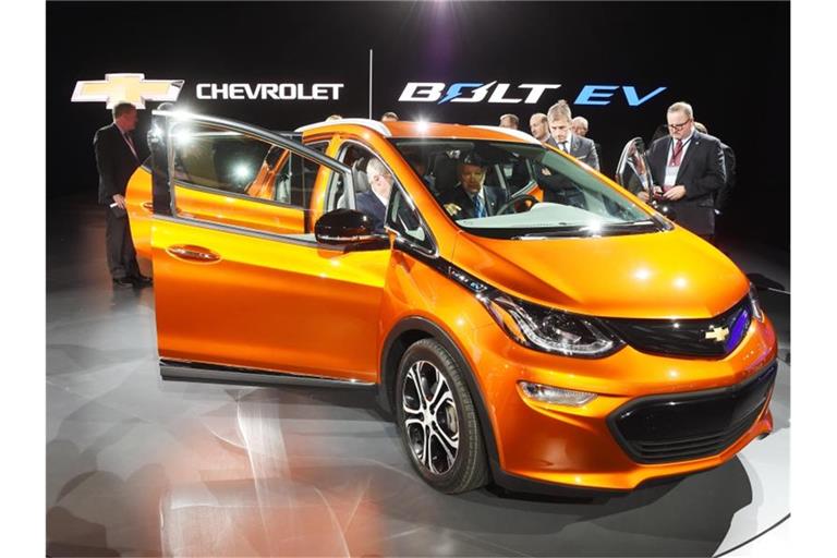 Die Kosten wegen der Feuergefahr bei Elektrofahrzeugen vom Typ Chevrolet Bolt EV steigen für General Motors. Foto: Uli Deck/dpa