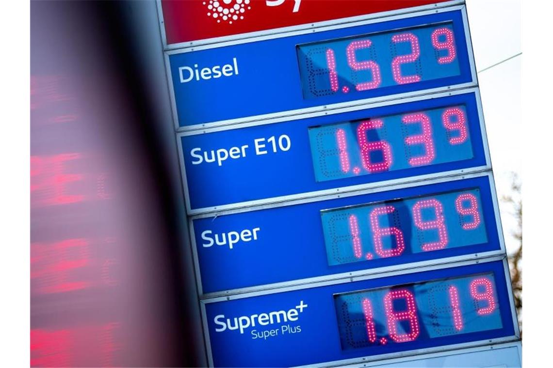 Die Kraftstoffpreise werden an einer Tankstelle angezeigt. Foto: Sina Schuldt/dpa