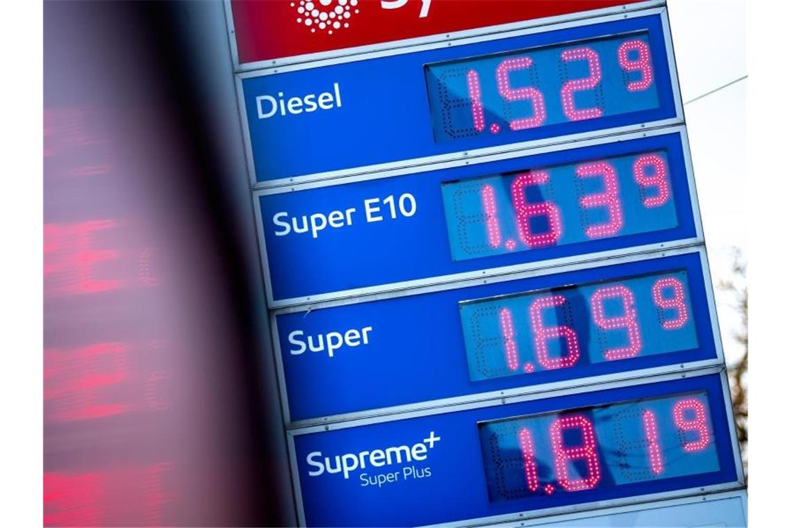 Die Kraftstoffpreise werden an einer Tankstelle angezeigt. Foto: Sina Schuldt/dpa