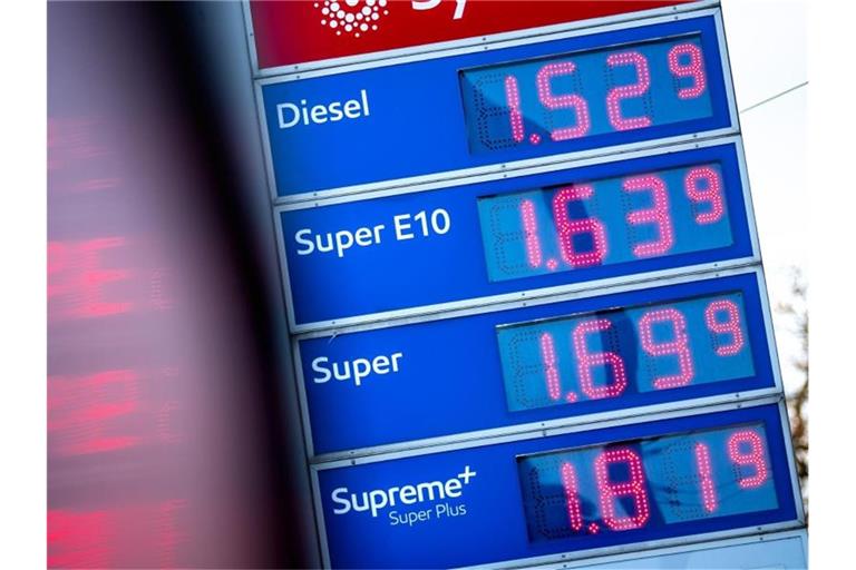 Die Kraftstoffpreise werden an einer Tankstelle angezeigt. Foto: Sina Schuldt/dpa