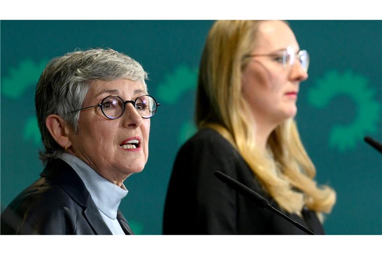 Die Krankenkassenbeiträge könnten sinken, rechnen die Fraktionsvorsitzenden der Grünen, Britta Haßelmann und Katharina Dröge, vor.