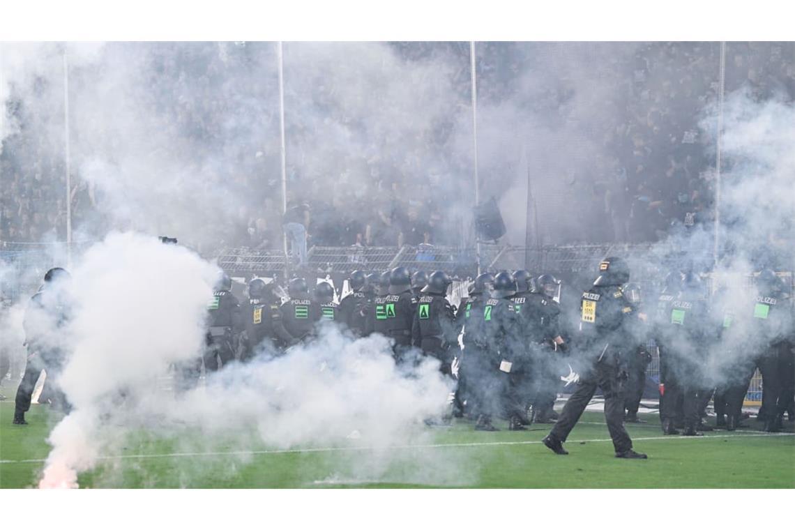 Die Krawalle beim Spiel des SV Waldhof Mannheim gegen 1. FC Kaiserslautern hat eine neue Debatte über die Kostenbeteiligung von Profifußballvereinen für Polizeieinsätze entfacht.