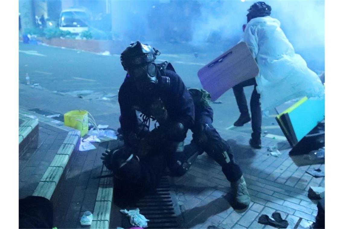 Blamage für Hongkonger Regierung: Vermummungsverbot gekippt Die Krawalle konzentrierten sich zunächst vor allem auf die Gegend um die Polytechnische Universität, die von Demonstranten besetzt wurde. Foto: Kin Cheung/AP/dpa