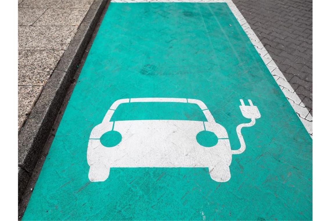 Forderung nach Wahlfreiheit beim Bezahlen an E-Ladesäulen Die Kreditwirtschaft pocht vor der entscheidenden Abstimmung im Bundesrat auf offene Bezahlsysteme an öffentlichen Ladesäulen für Elektroautos. Foto: Jan Woitas/zb/dpa