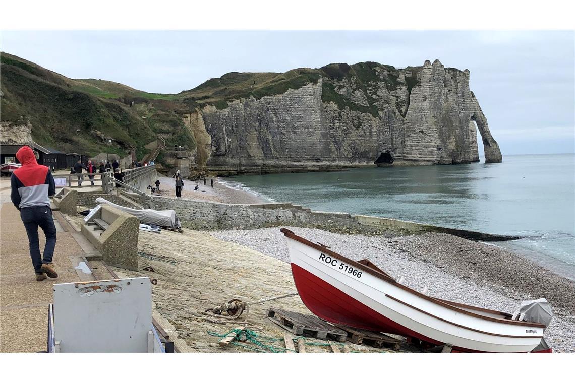 Touristen dürfen Felsen von Étretat nicht mehr betreten Die Kreidefelsen von Étretat locken jährlich knapp 1,5 Millionen Besucher an. (Archivbild)