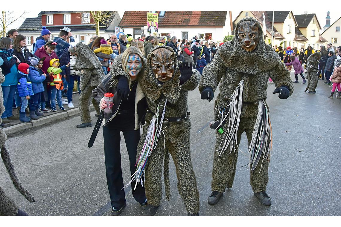 Die Krettabachkatza aus Wäschenbeuren mit einer Besucherin. Faschingsumzug in Al...