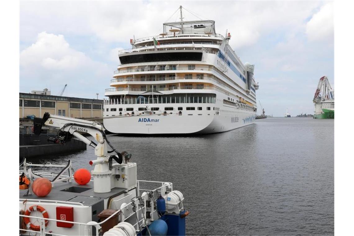 Die Kreuzfahrtreederei Aida Cruises hat ihren Neustart nach der Corona-Zwangspause kurzfristig verschoben. Foto: Bernd Wüstneck/dpa-Zentralbild/dpa