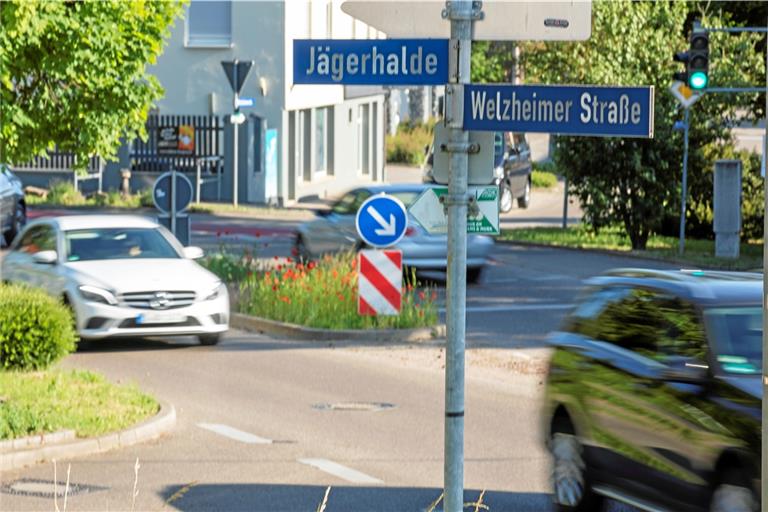 Die Kreuzung zwischen Welzheimer Straße, Lommatzscher Straße und Jägerhalde ist ein Verkehrsknotenpunkt in Weissach. Archivfoto: A. Becher 