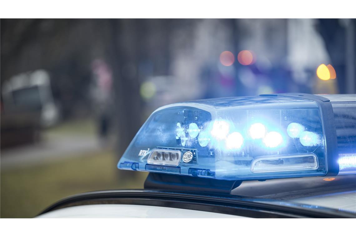 Männergruppe ruft Naziparolen und zeigt Hitlergruß Die Kriminalpolizei ermittelt unter anderem wegen des Verdachts der Volksverhetzung. (Symbolbild)