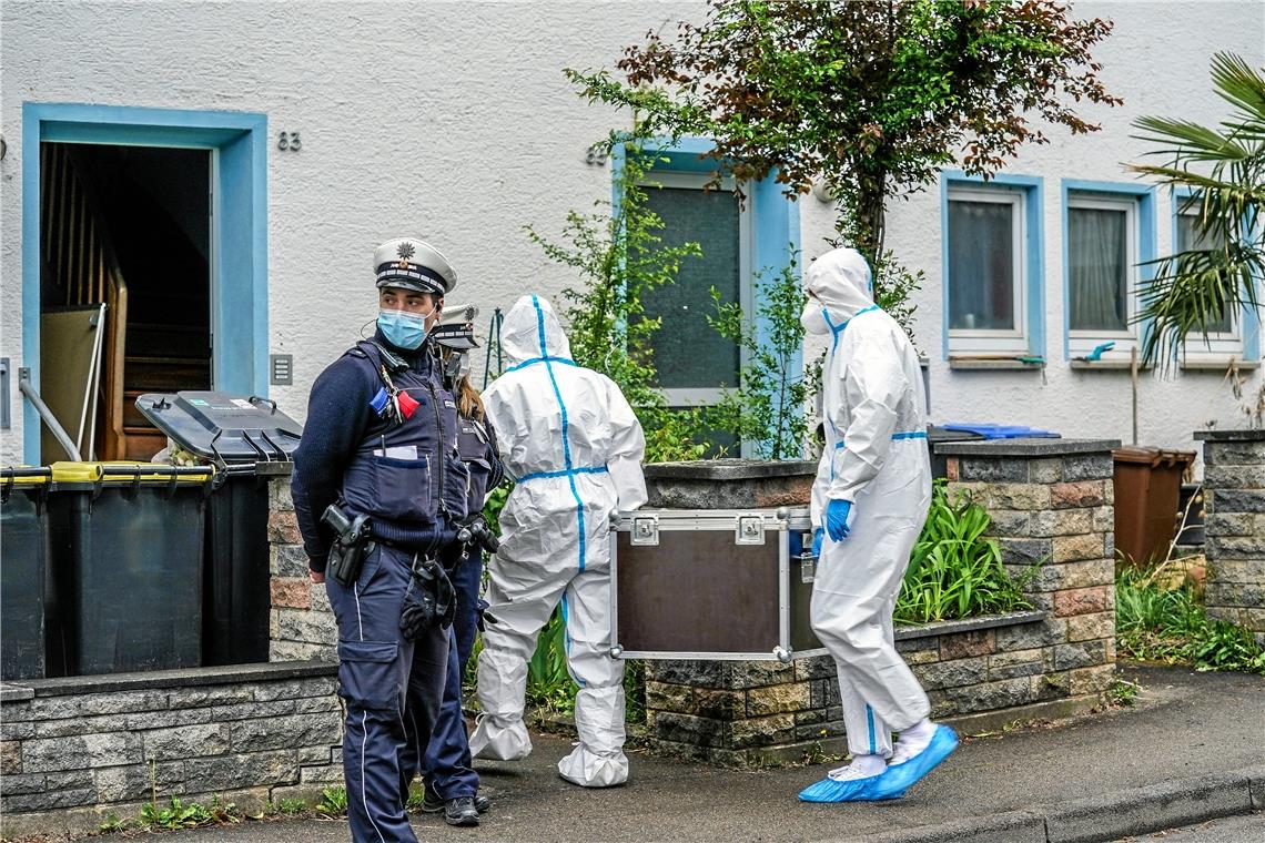 Die Kriminalpolizei hat am Dienstagabend und am Mittwochmorgen Spuren im Haus im Backnanger Seehofweg gesichert. Fotos: SDMG/Kohls 