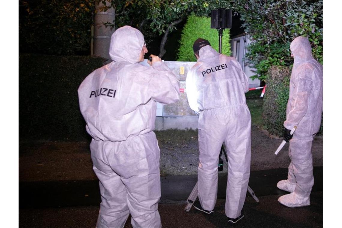 Die Kriminalpolizei hat die Ermittlungen aufgenommen und sichert Spuren. Foto: Tino Plunert/dpa-Zentralbild/dpa