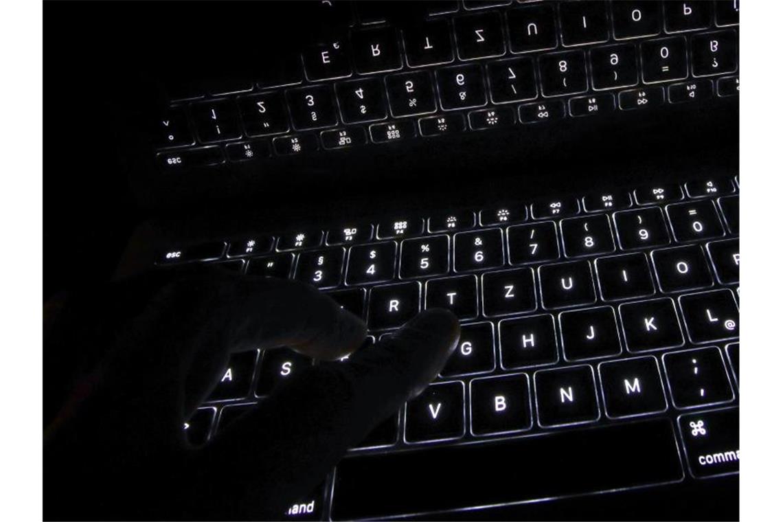 „Wolf of Sofia“-Bande - Komplize in München verurteilt Die kriminelle Masche um Finanzanlagen auf gefälschten Online-Plattformen war im vergangenen Herbst in die Schlagzeilen geraten (Symbolbild). Foto: Karl-Josef Hildenbrand/dpa