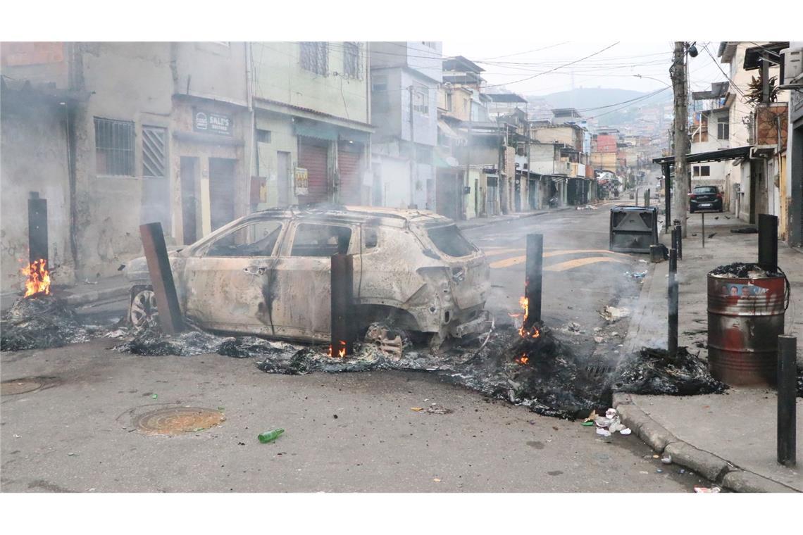 64 Tote bei Polizeieinsatz gegen Drogenbande in Rio Die Kriminellen steckten Barrikaden in Brand.
