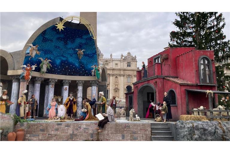 Die Krippe am Petersplatz lockt derzeit zahlreiche Besucher an.