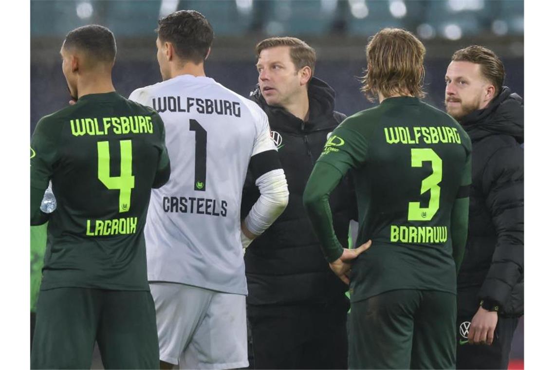 Wolfsburg-Trainer Kohfeldt trotz Sieglos-Serie optimistisch Die Krise bei den Wolfsburgern um Trainer Florian Kohfeldt (M.) hält an. Foto: Jan Woitas/dpa-Zentralbild/dpa