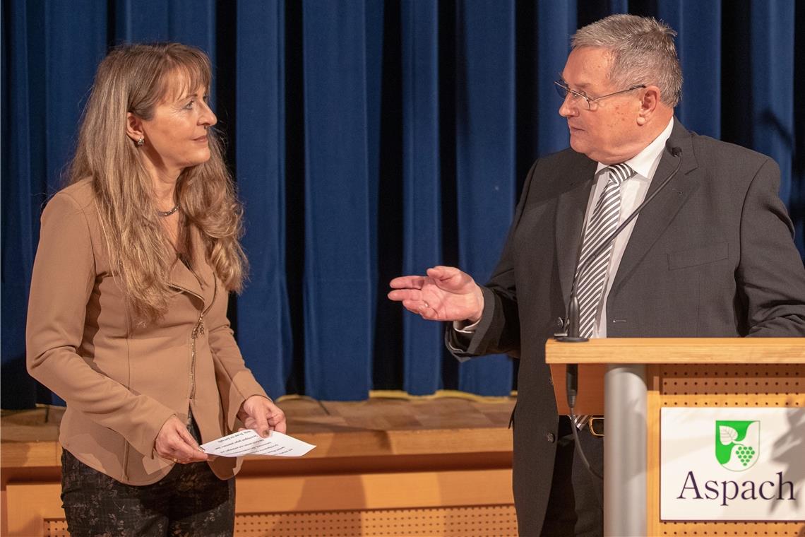 Die Kritik an Bürgermeisterin Sabine Welte-Hauff (hier mit Gemeinderat Peter Hanisch) ist im Gremium offenbar verhallt. Archivfoto: Alexander Becher