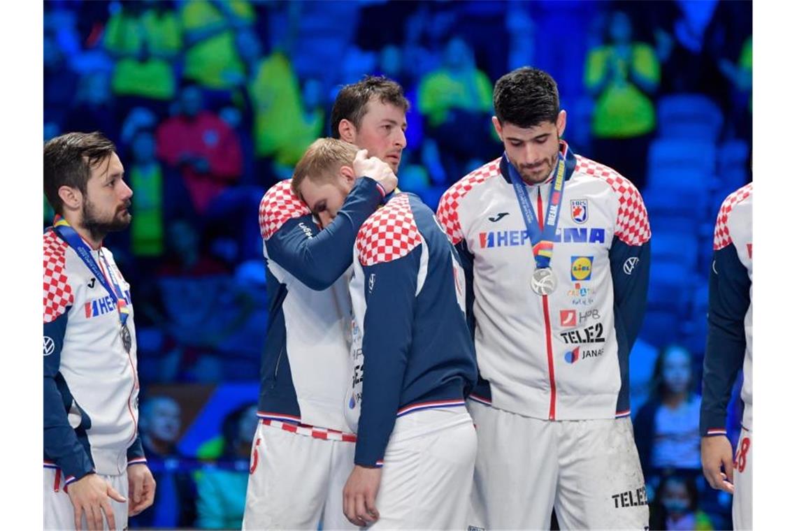 Die kroatischen Spieler um Domagoj Duvnjak (M) zeigen sich nach dem Spiel enttäuscht. Foto: Anders Wiklund/TT NEWS AGENCY via AP/dpa