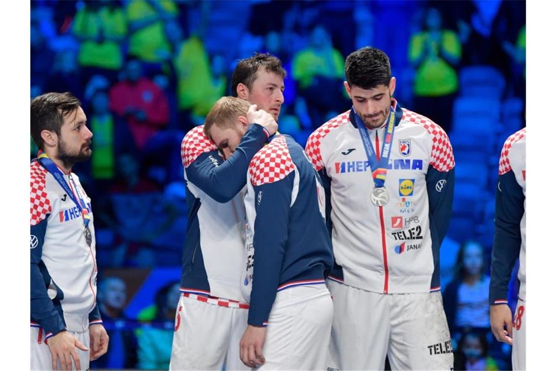 EM-Triumph für Spaniens Handballer: Sieg gegen Kroatien Die kroatischen Spieler um Domagoj Duvnjak (M) zeigen sich nach dem Spiel enttäuscht. Foto: Anders Wiklund/TT NEWS AGENCY via AP/dpa