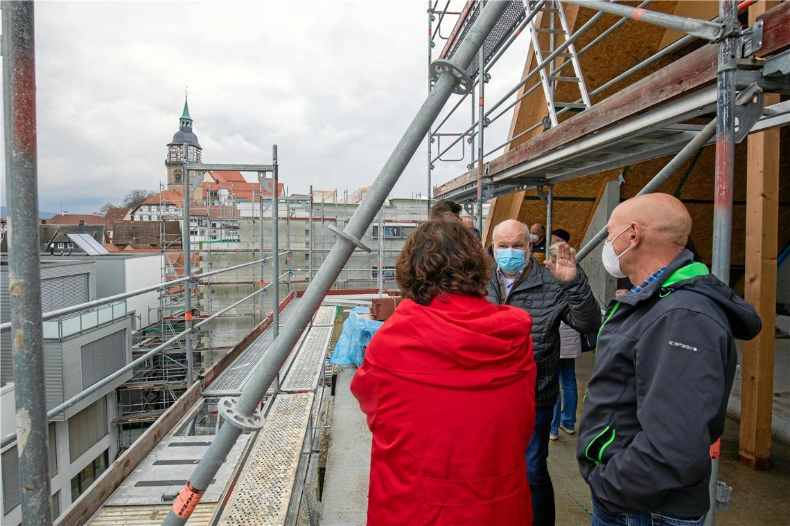 Die Kronenhöfe haben praktisch keine Rückseite, sondern öffnen sich mit allen Seiten zum öffentlichen Raum. Hier der Blick auf die Keimzelle der Stadt von einer Penthouse-Wohnung aus. Fotos: A. Becher