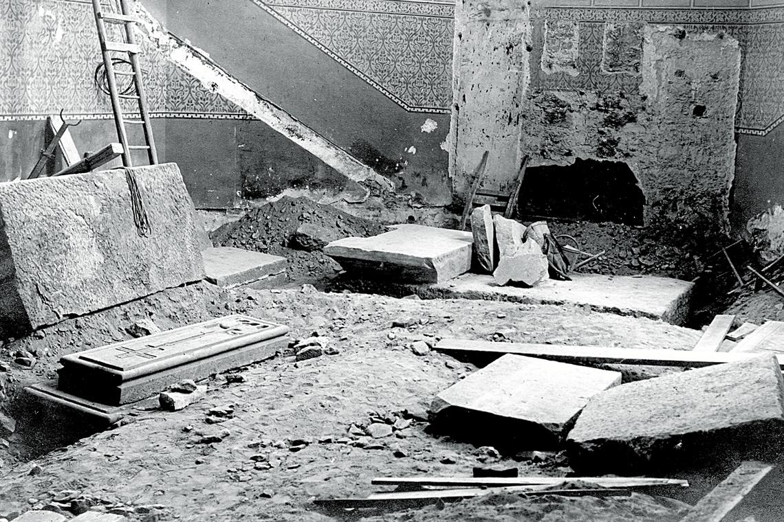 Die Krypta wurde 1929 ausgegraben. Darin fand man die Überreste verschiedener Mitglieder der badischen Markgrafenfamilie.
