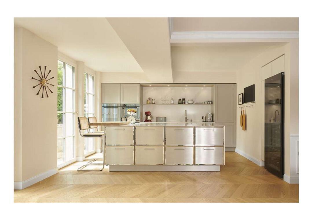 Die Küche des Kaffeemühlen-Hauses in Stuttgart  wurde mit einer Edelstahlküche im Beaux-Arts-Style ausgestattet.