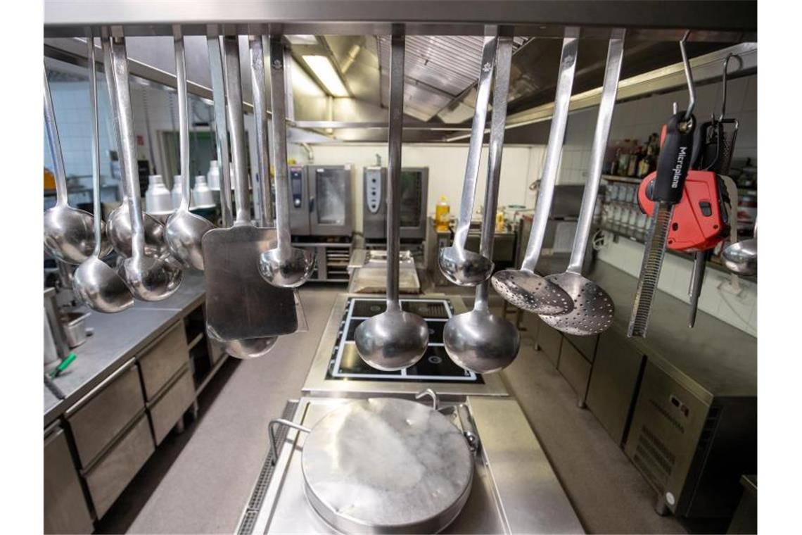 Länder: Stufenplan für Öffnung von Gastronomie und Hotels Die Küche eines Hotels ist leer. Foto: Daniel Karmann/dpa