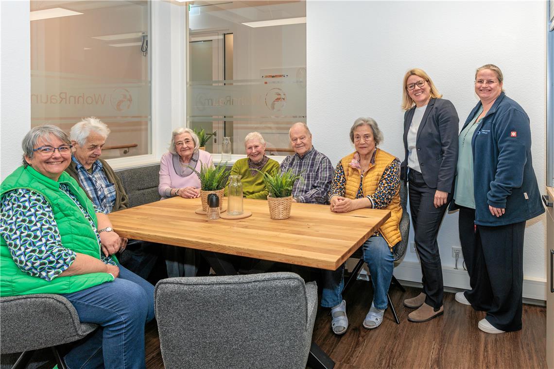 Die Küche hat sich als wichtiger Treffpunkt etabliert. Beim Rundgang geben Leitungsteam sowie Bewohnerinnen und Bewohner Einblick ins neue Angebot „Wohnraum“ (von links): Tina Pickermann, Walter Föll, Erika Mayer, Hella Wegener, Helmut Weisheit, Karin Lenz, Verena Ortmann und Alexandra Zieffle. Fotos: Stefan Bossow