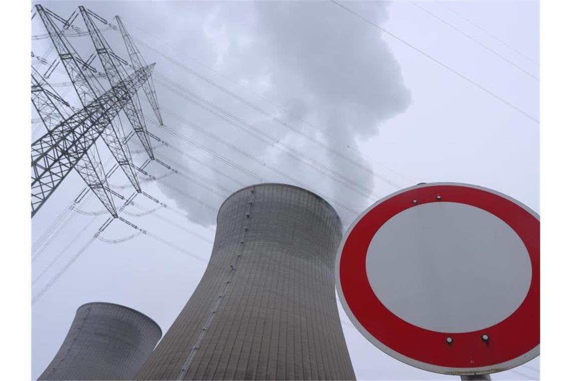Nachhaltige Atomkraft? Regierung sucht Linie zu EU-Plänen Die Kühltürme des am Silvestertag 2021 abgeschalteten Atomkraftwerkes Gundremmingen in Bayern. Foto: Karl-Josef Hildenbrand/dpa