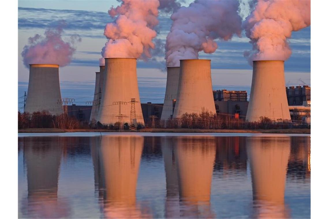Energieverbrauch in Deutschland gestiegen Die Kühltürme des Braunkohlekraftwerks Jänschwalde. Foto: Patrick Pleul/dpa-Zentralbild/dpa