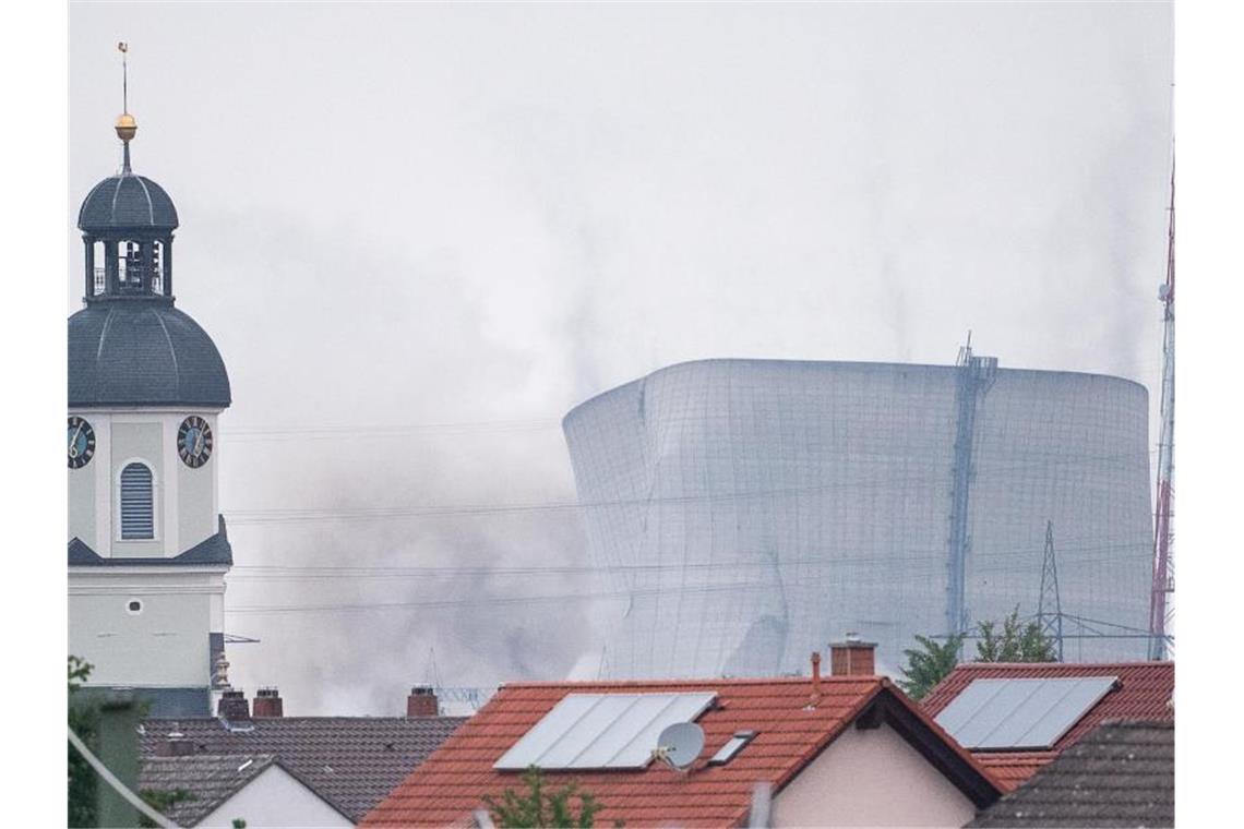 Die Kühltürme des stillgelegten Atomkraftwerks fallen kurz nach der Sprengung zusammen. Foto: Sebastian Gollnow/dpa