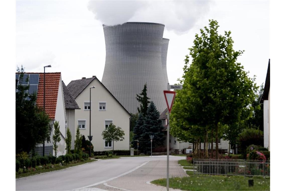 Bayerns vorletzter Atommeiler geht vom Netz Die Kühltürme vom Atomkraftwerk Gundremmingen bei Günzburg sind zwischen Wohnhäusern zu sehen. Foto: picture alliance/Sven Hoppe/dpa/Archivbild