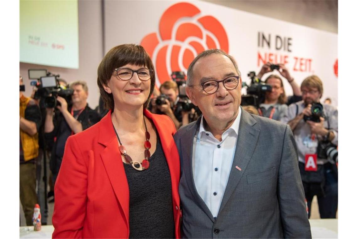 SPD-Parteitag lehnt Antrag zu Ausstieg aus GroKo ab Die künftigen SPD-Vorsitzenden Saskia Esken und Norbert Walter-Borjans beim Parteitag in Berlin. Foto: Bernd von Jutrczenka/dpa