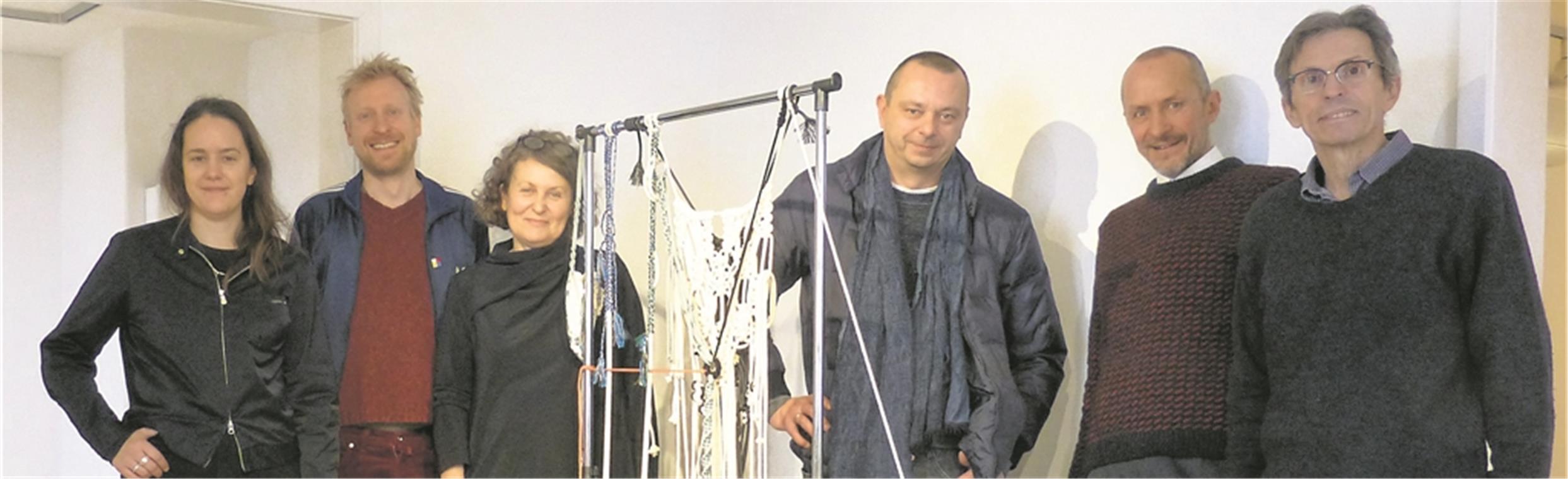 Archäologen selbst gewählter Zeitfenster Die Künstler bei der Vernissage in der Galerie im Helferhaus (von links): Ulrike Buck, Benjamin Bronni, Daniela Dietmann, Steffen Schlichter, Stefan Bombaci und Alf Setzer. Fotos: P. Wolf