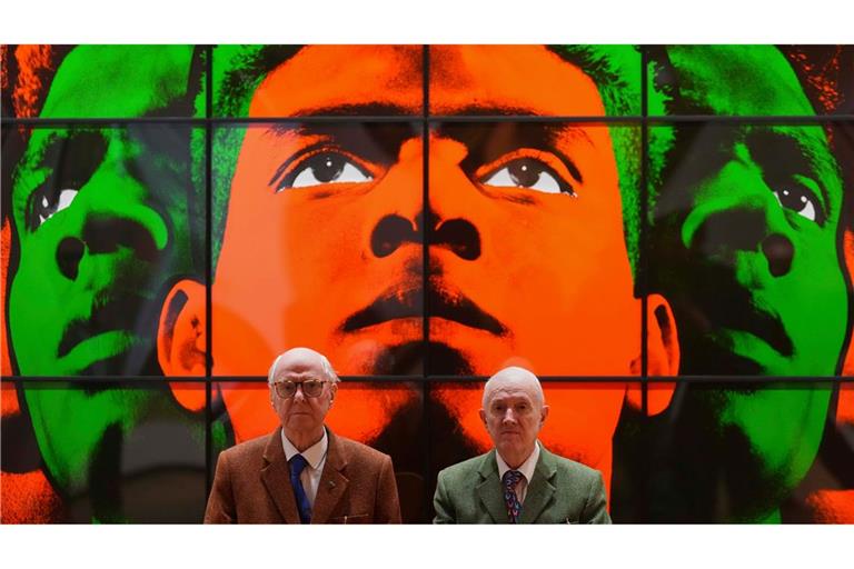 Die Künstler Gilbert & George posieren mit Kunstwerken in ihrer Ausstellung "DEATH HOPE LIFE FEAR..." in London.