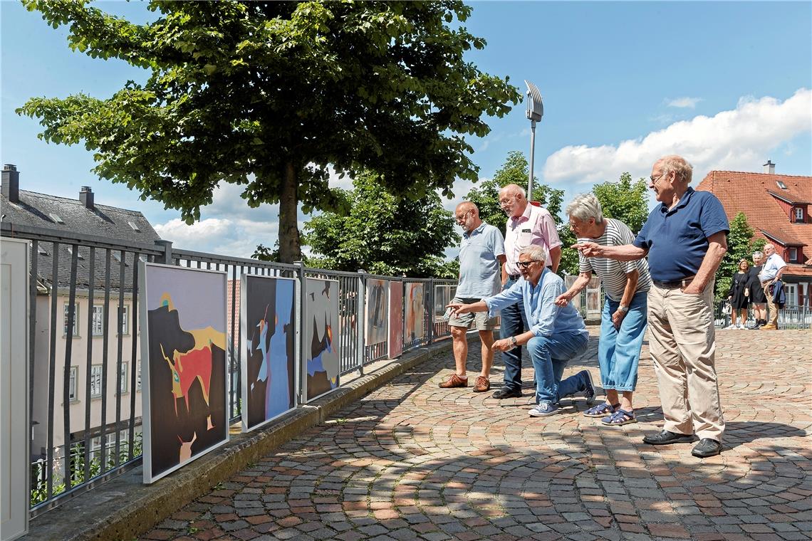 Inspiration durch Kalbsleberwurst und Hochwasser Die Künstler Herbert Seybold, Rainer Vogt, Kurt Entenmann, Elke Vetter und Sieghart Hummel ( von links) waren am Nachmittag vor Ort, sodass Besucher mit ihnen ins Gespräch kommen konnten. Foto: J. Fiedler
