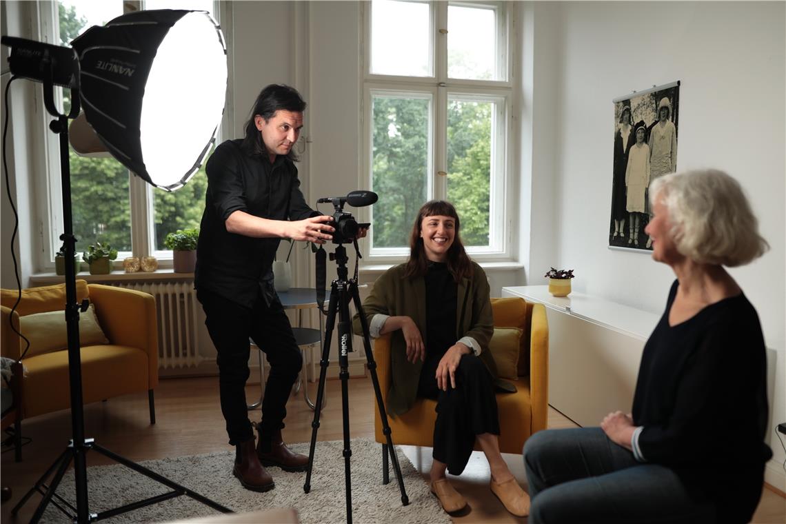 Die Künstler Stefan Krauss (links) und Ina Rommee (Mitte) haben die ausgewählten Zeitzeugen zu Hause besucht. Fotos: Stefan Krauss