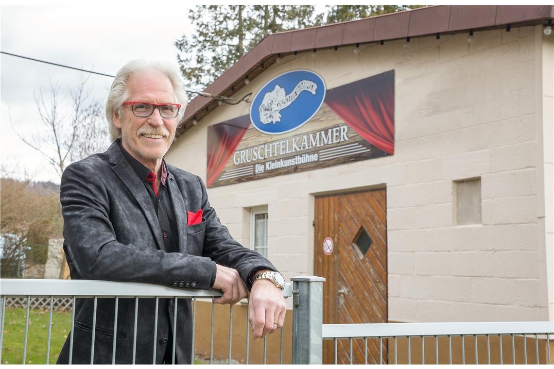 Gruschtelkammer geht in die letzte Saison Die Künstler traten auch wegen der einzigartigen Atmosphäre gerne in der Sängerhalle auf. Diese soll nun abgerissen werden. Charley Graf hatte viele Ideen, wie die Gruschtelkammer gerettet werden könnte. Eine zufriedenstellende Lösung gab es letztlich nicht. Foto: Alexander Becher