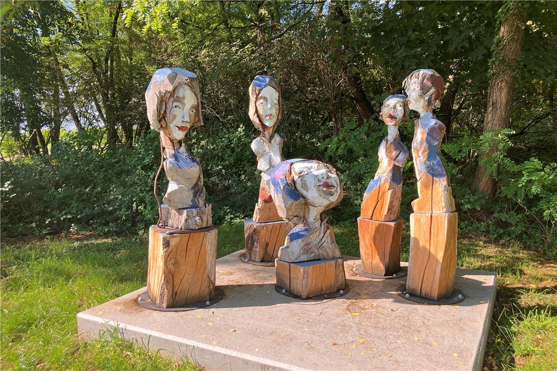 Die Künstlerin Charlott Szukala hat diese fünf Frauenköpfe geschaffen. Sie sind das letzte Kunstwerk am Ende des Pfads.