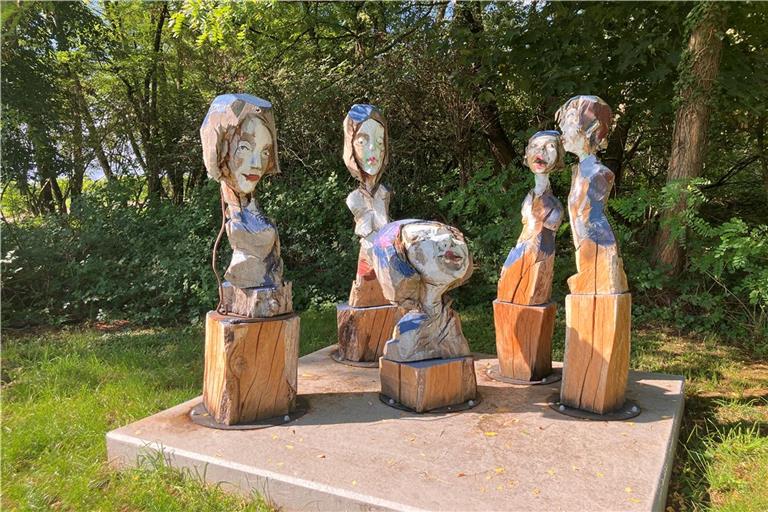 Die Künstlerin Charlott Szukala hat diese fünf Frauenköpfe geschaffen. Sie sind das letzte Kunstwerk am Ende des Pfads.