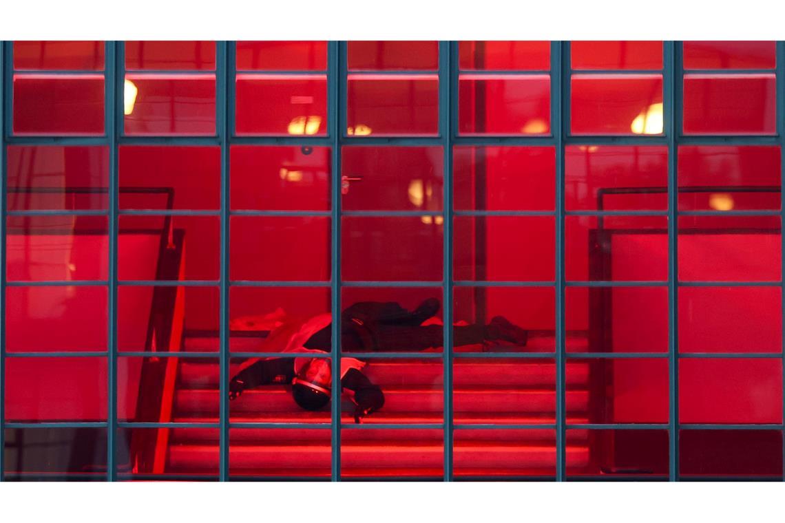 Die Künstlerin Joana Tischkau performt beim Festakt zum 100. Bauhaus-Jubiläum in Dessau